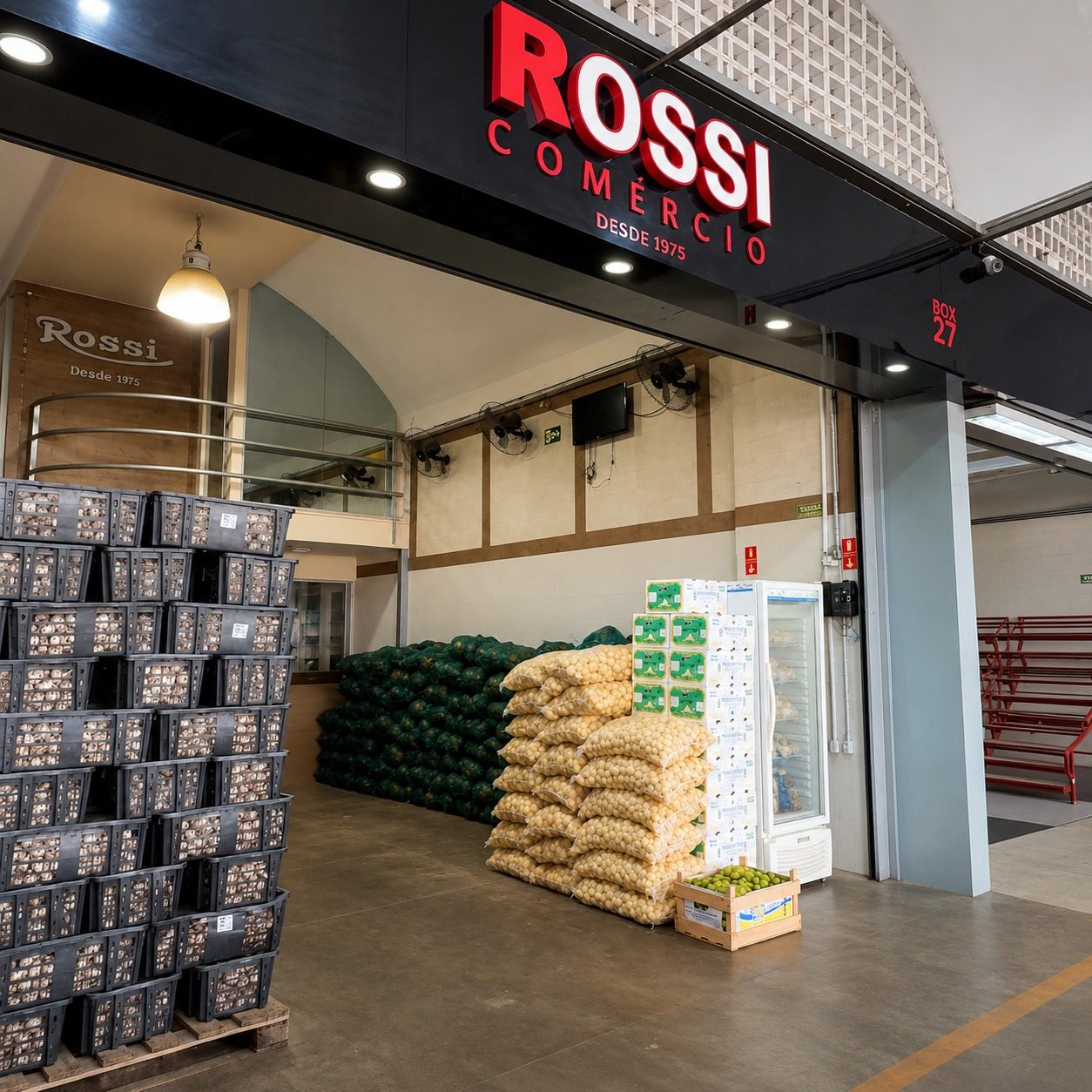 Fachada do Box 27 da Rossi Comércio no CEASA Campinas, com letreiro vermelho 'Rossi Comércio desde 1975'